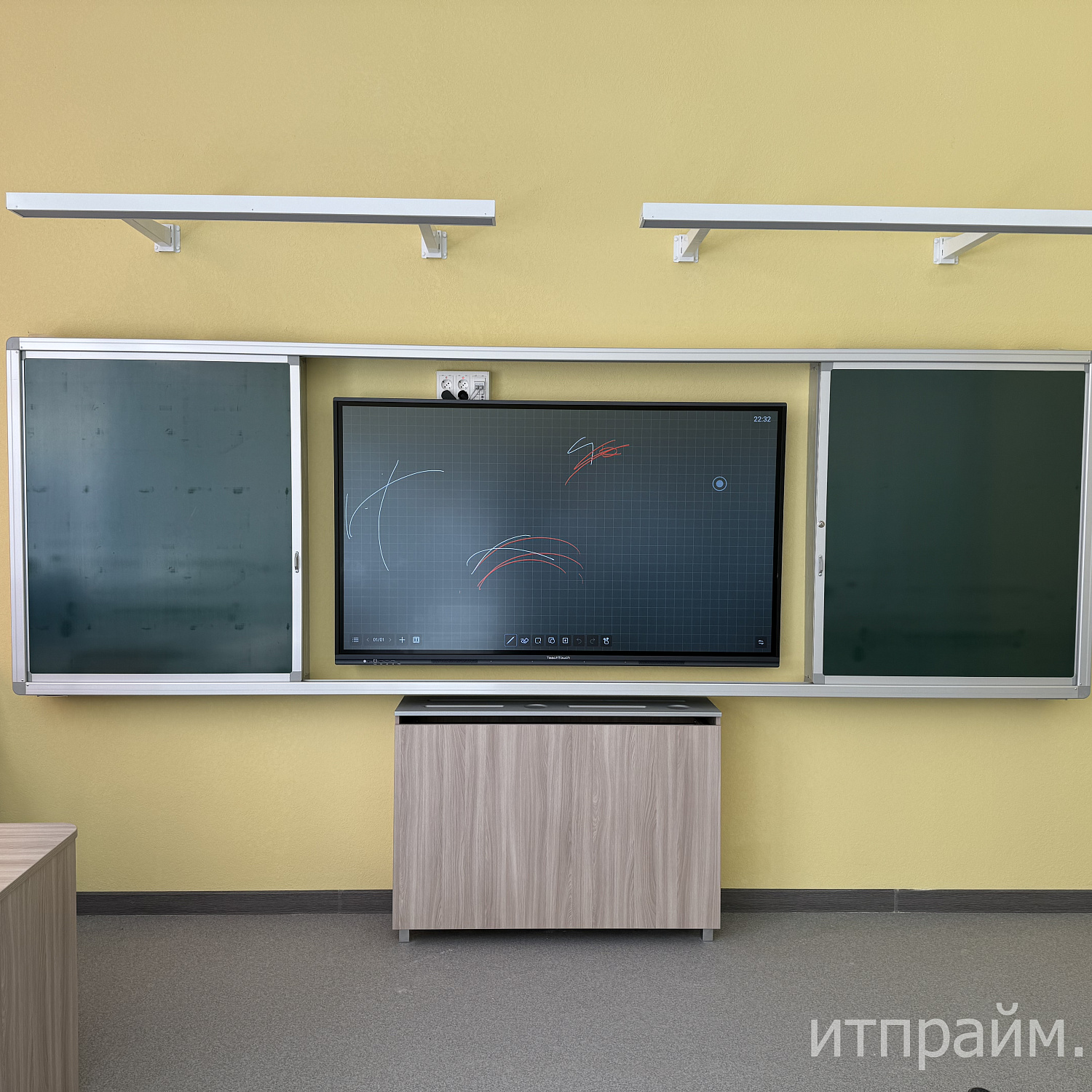 Новое здание школы на улице Рощинской в Чкаловском районе г. Екатеринбурга (МАОУ СОШ №300)