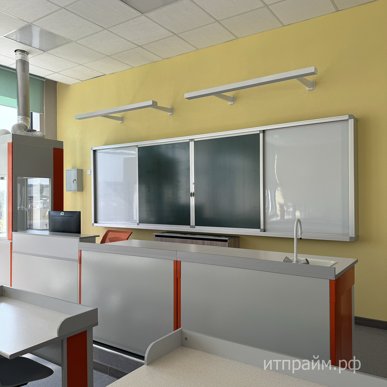 Новое здание школы на улице Рощинской в Чкаловском районе г. Екатеринбурга (МАОУ СОШ №300)
